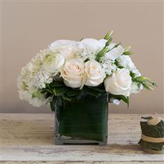 Table Arrangement White Vendela And Hydrangea