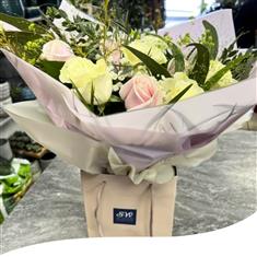 White &amp; Pink Roses Bouquet