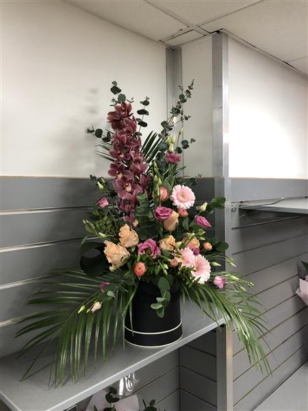 Hatbox made with the Finest Flowers